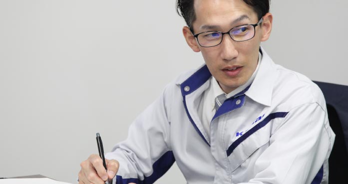 働いている越智さん