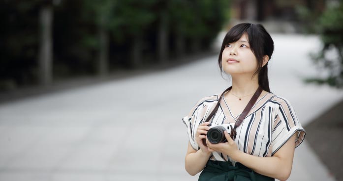 カメラを持っている津釜さん