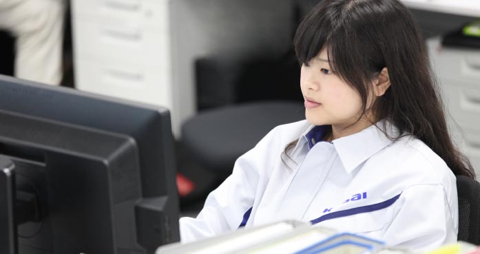 働いている津釜さん