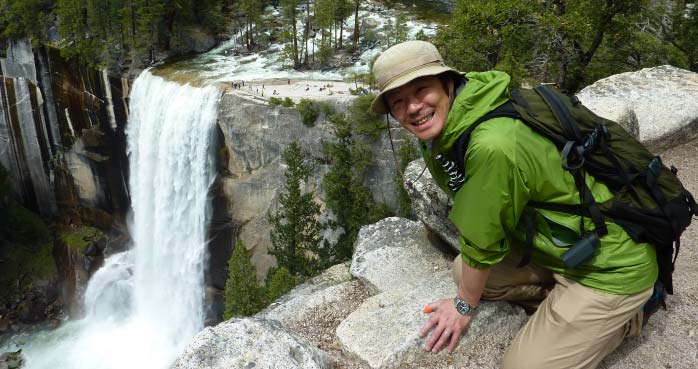 滝の前にいる太田さん