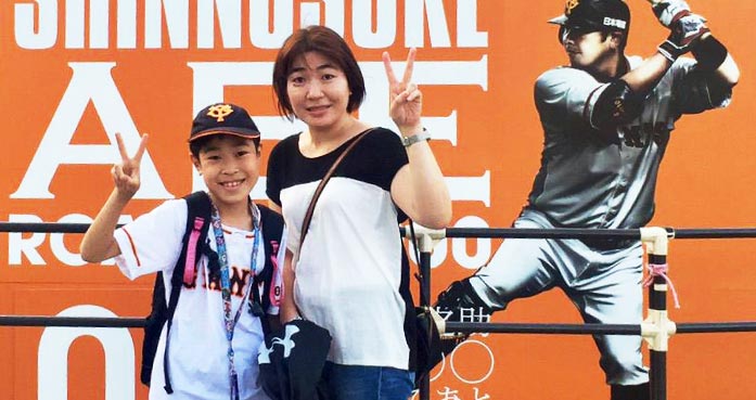 野球スタジアム前の小中さん