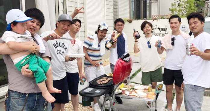 子供と会社同期メンバーと一緒にバーベキューしている佐藤さん